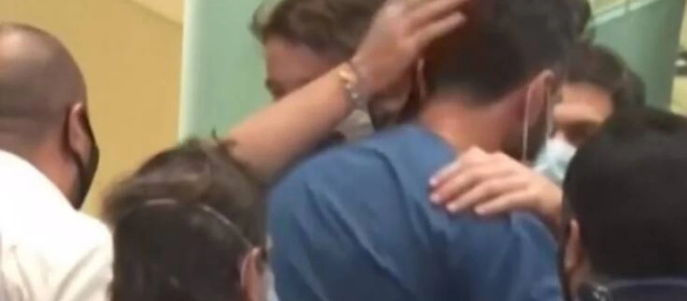 Οπαδοί του Μαραντόνα ξέσπασαν σε πανηγυρισμούς και αγκάλιασαν τον γιατρό του μετά τα χαρμόσυνα νέα